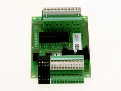Leiterplatte von Bosch mit mehreren Anschlussklemmen und Schnittstellen zur Signalübertragung, auf einer grünen Platine.